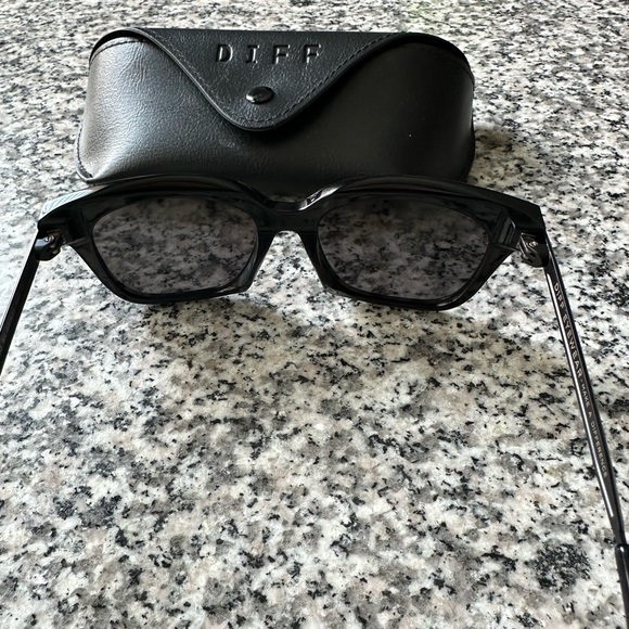 Diff Eyewear Black Sunglasses with Case